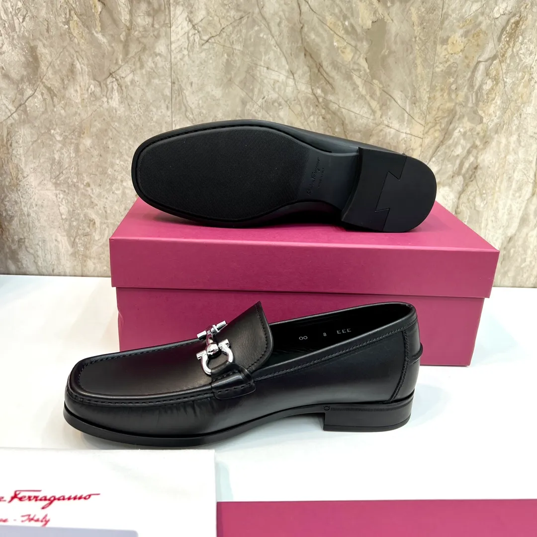 Original quality P780 Brand: Ferragamo Standard size: Men's size 39–44 (38.45 can be customized) Grade: Same style as the official website High-quality men's shoes Material: Customized first-layer calfskin with water-dyed cowhide lining Cowhide tiptoe Original non-slip and wear-resistant rubber outsole Style category: Men's formal business leather shoes are young and fashionable European and American trends British style Casual matching and comfortable feet Color: actual picture